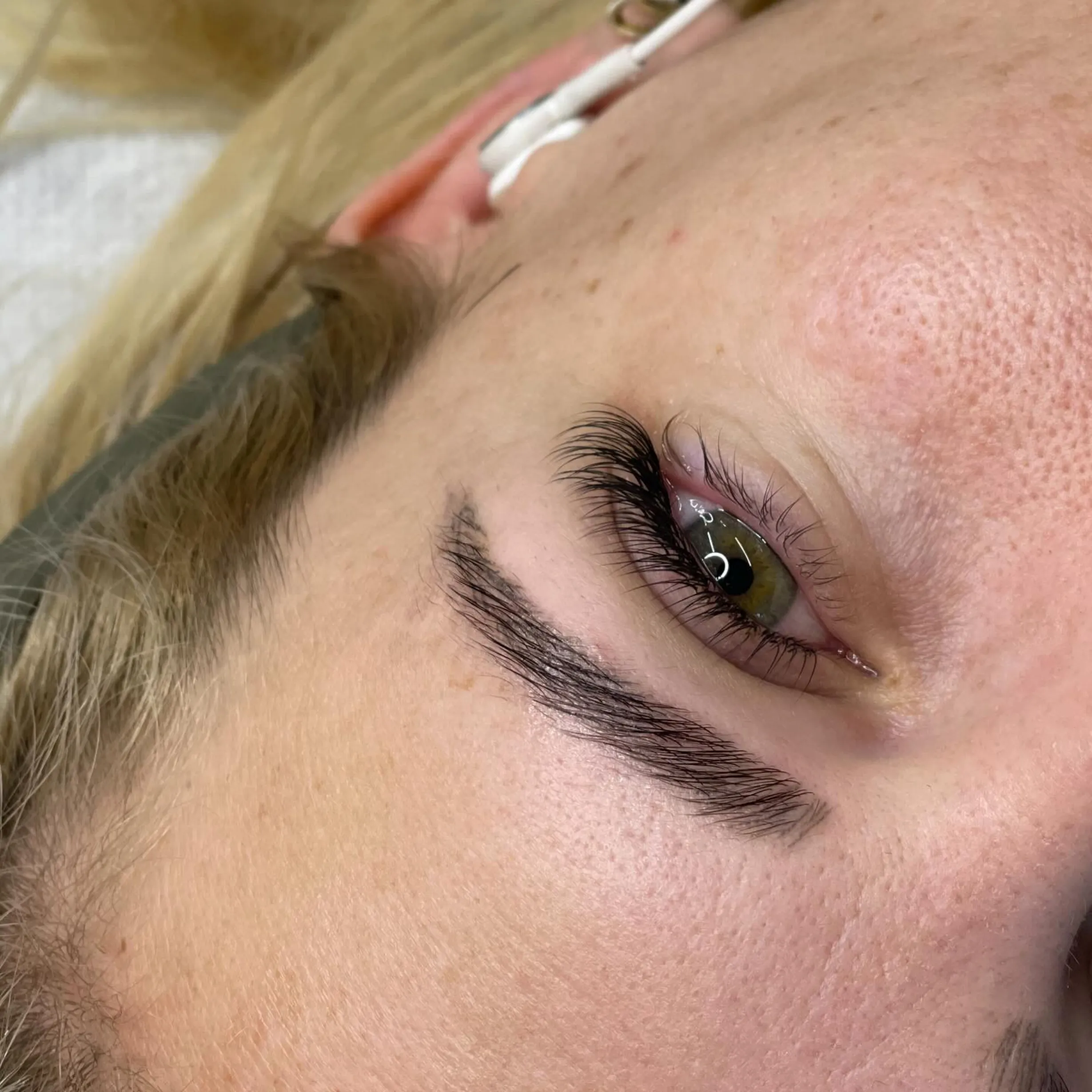 lash adhesive allergies